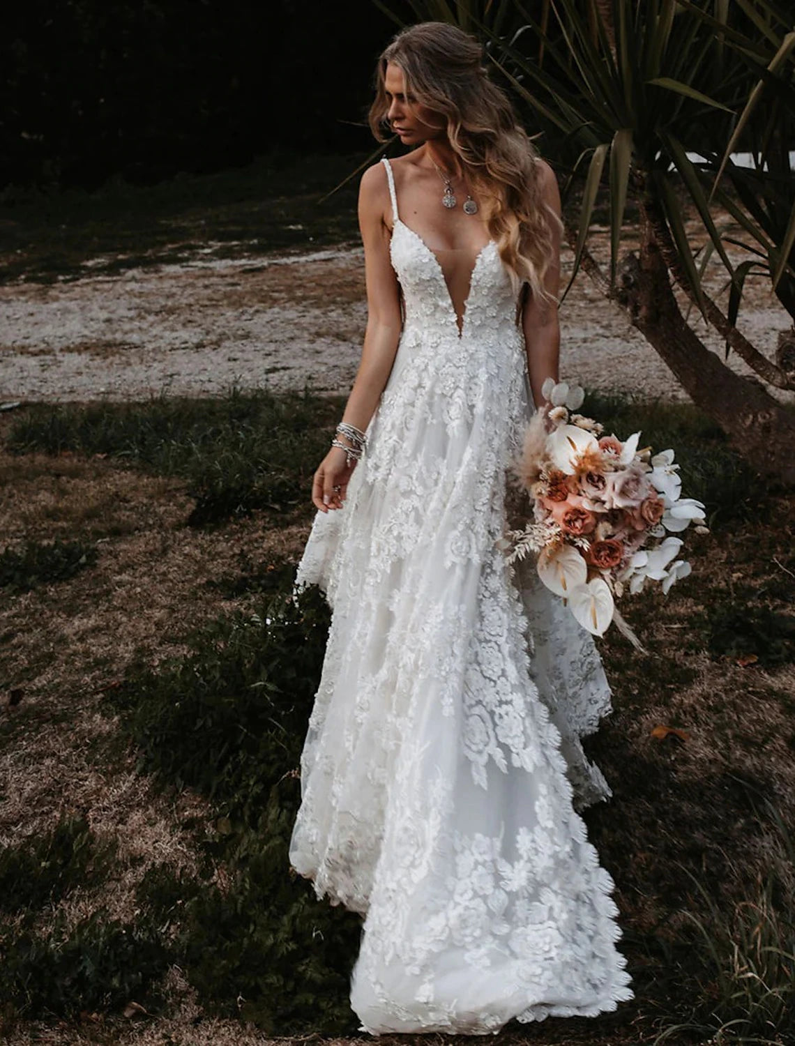 Buyishang Beach Sexy Boho Wedding Dresses A-Line Sweetheart Camisole Spaghetti Strap Court Train Lace Bridal Gowns With Appliques Split Front